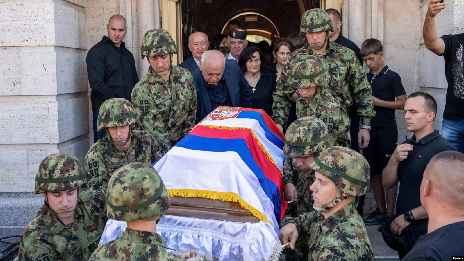 Grupi i Socialistëve dhe Demokratëve në Parlamentin Evropian ka akuzuar presidentin serb Vuçiq për glorifikim të Ratko Mlladiqit dhe i kërkon BE-së ta mbajë përgjegjës.