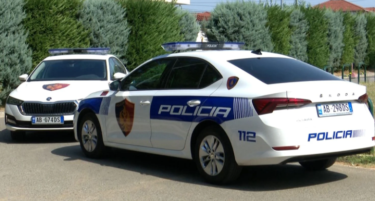 Tentoi të ikë me vrap, kapet 27-vjeçari me drogë dhe armë në Tiranë