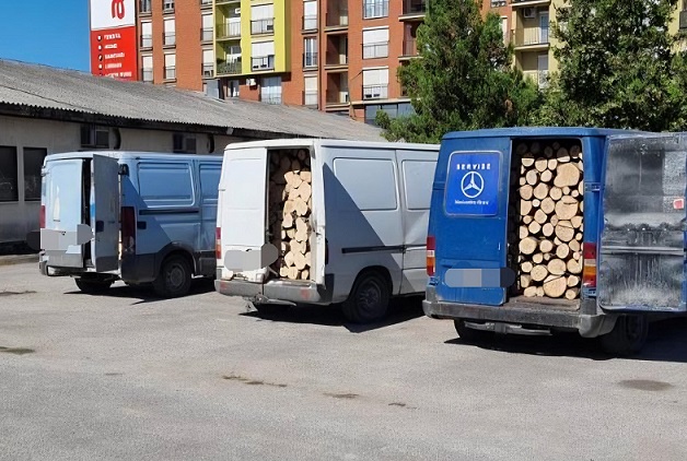Ferizaj, konfiskohen furgonë dhe kamionë me dru pa dokumentacion