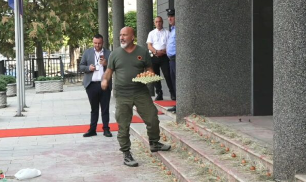 Aksioni simbolik me vezë dhe pulë para Kuvendit të Kosovës