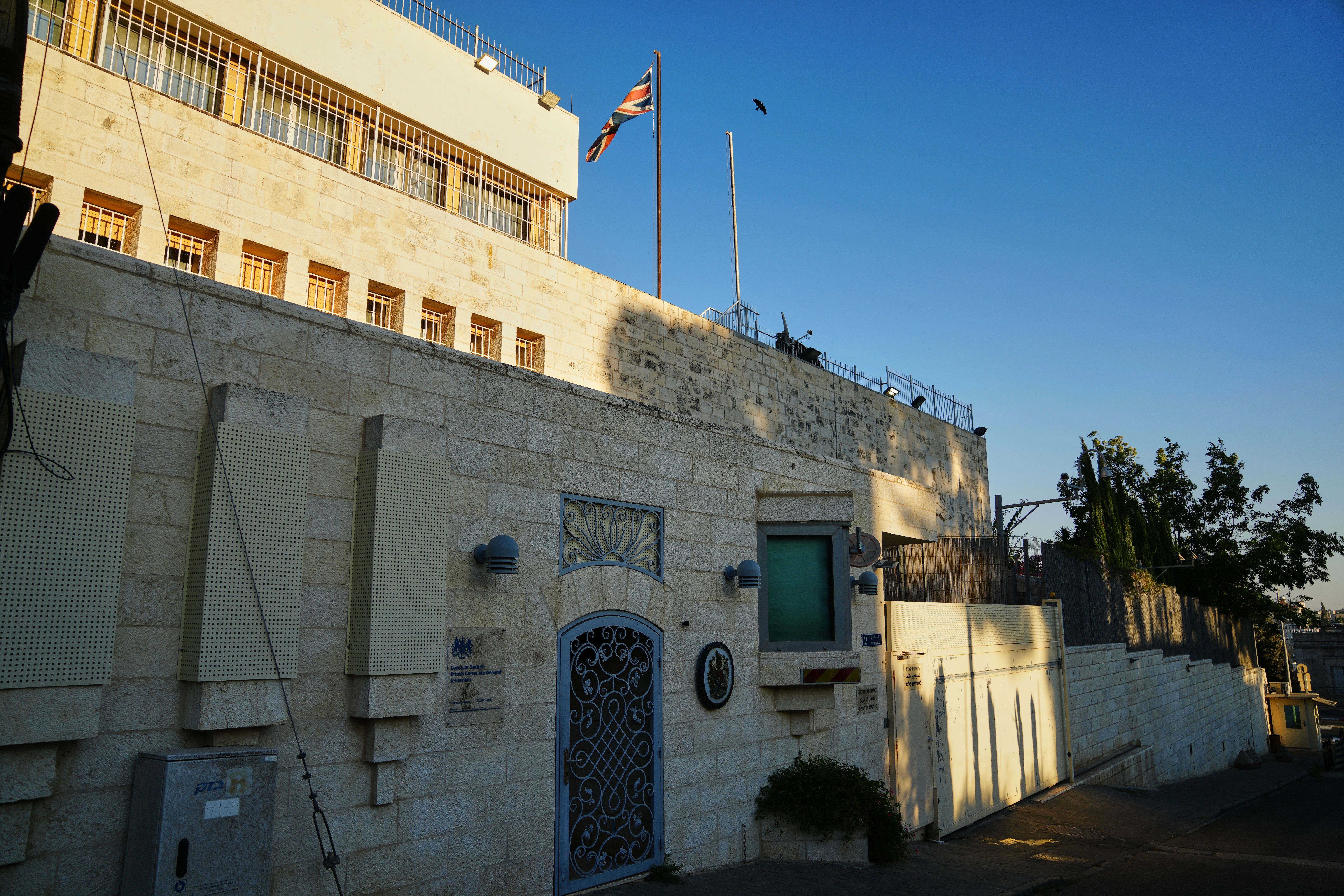 Izraeli i ka kërkuar Britanisë të mbyllë konsullatën e saj në Jerusalemin Lindor brenda 30 ditësh.