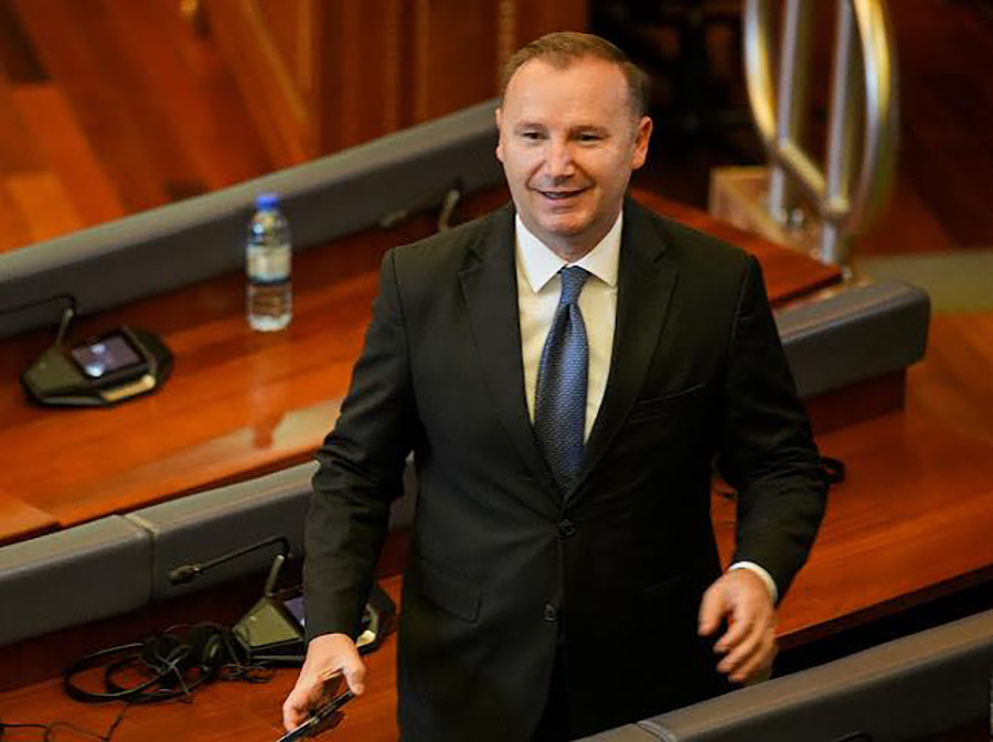 Lojë politike dhe tensione në Kuvend: Zemaj akuzon VV-në dhe Simiqin