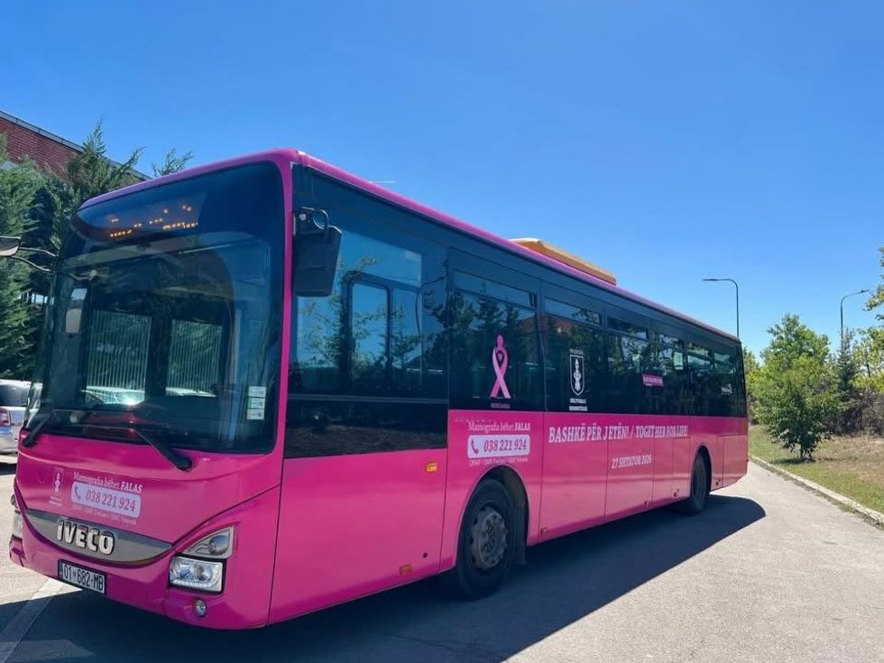 Autobusi Rozë në Prishtinë: Një Hapësirë e Lëvizshme Ndërgjegjësimi për Kancerin e Gjirit