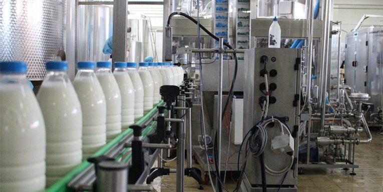Industria e qumështit paralajmëron ndërprerjen e pranimit të qumështit nëse inspektimet nuk fillojnë deri të premten.