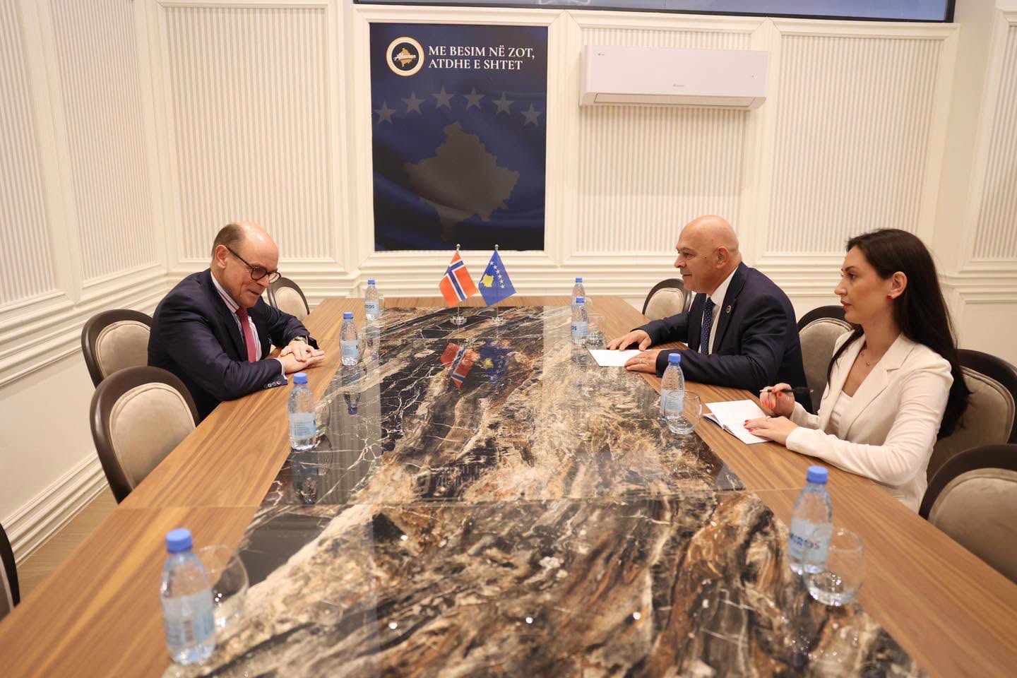 Kosova dhe Norvegjia diskutojnë për demokraci dhe zhvillim pas takimit të rëndësishëm