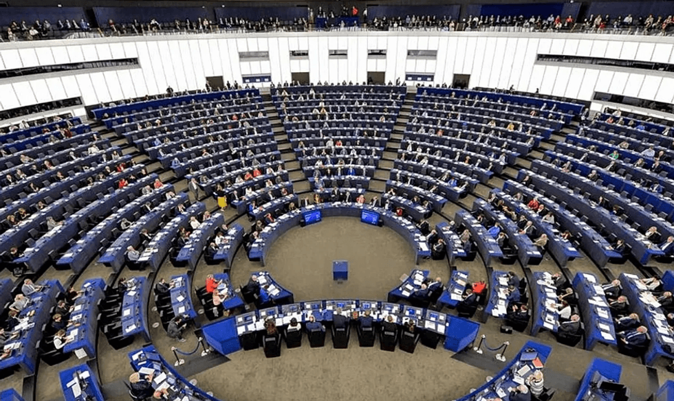 Mbi 100 eurodeputetë kërkojnë rihapjen e bisedimeve për përdorimin e aseteve të ngrira ruse prej 200 miliardë eurosh për Ukrainën.