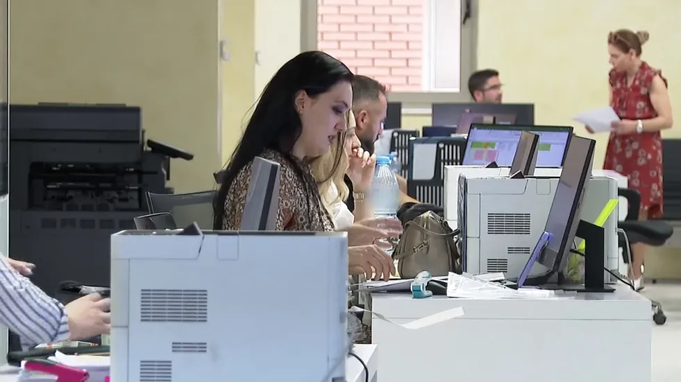 Paga mesatare në Shqipëri kalon shifrën simbolike prej 1 mijë eurosh