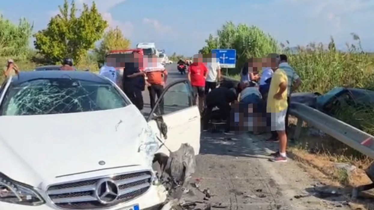 Drejtuesi 28-vjeçar i njërit prej automjeteve u dërgua në Spitalin e Traumës pas aksidentit në Lushnjë-Berat.