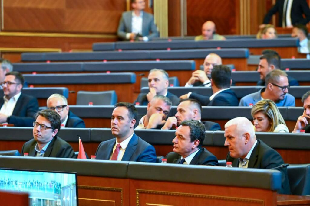 Përplasja politike rreth shprehjes “në emër të popullit serb” dhe bllokimi i Kuvendit të Kosovës