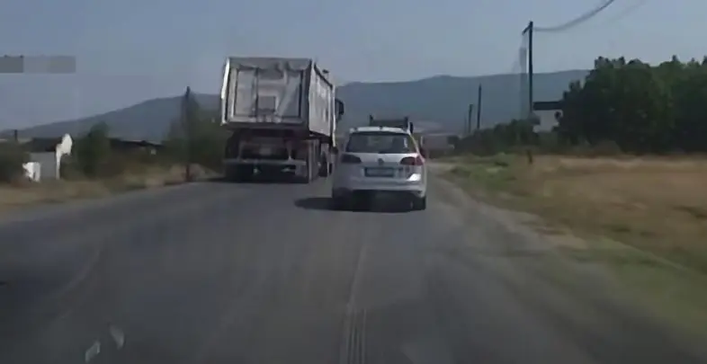 Shoferi i kamionit në Gjakovë u gjobit me 200 euro, mori dy pikë negative dhe iu ndalua drejtimi për tre muaj për tejkalim në vijë të plotë në zonë të ndaluar.