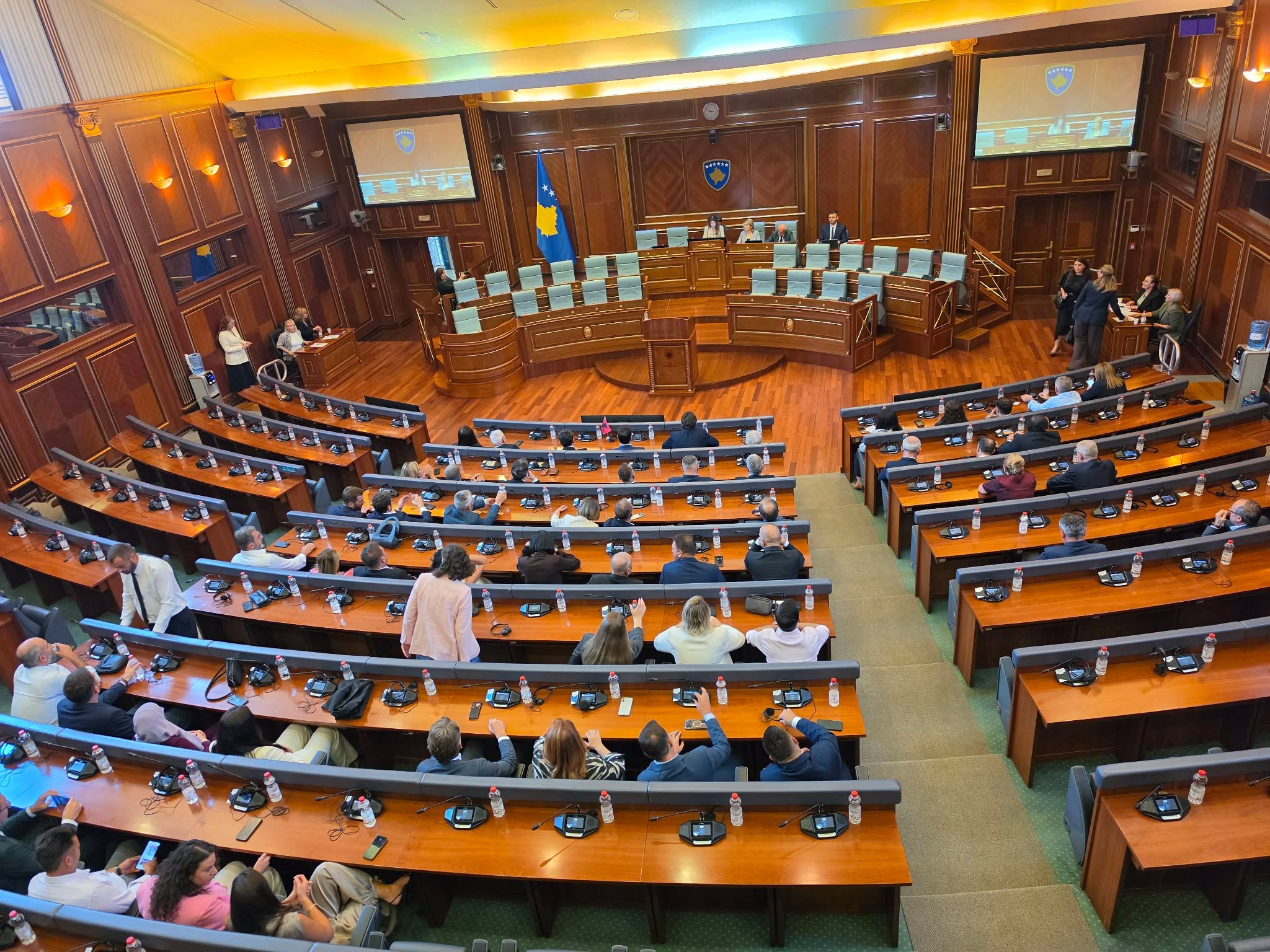 Seanca konstituive e Kuvendit të Kosovës dështon sërish dhe do të vazhdojë të dielën.