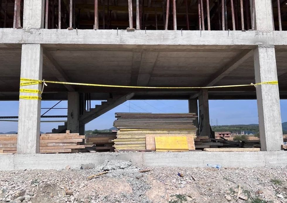 Inspektorati Qendror i Punës ndalon punimet në një objekt ndërtimi në Vushtrri për shkak të parregullsive në masat e sigurisë dhe shëndetit në punë.