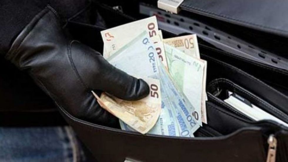 Dy persona në Rahovec i kanë grabitur gruas një shumë prej 5 mijë eurosh nën kërcënimin e armës.