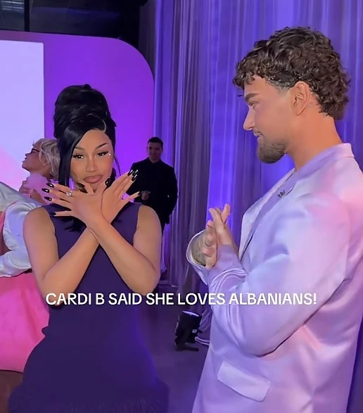 Cardi B ka shprehur publikisht dashurinë e saj për shqiptarët duke pozuar me simbolin e shqiponjës dykrenare së bashku me grimerin Kevi Kodra.