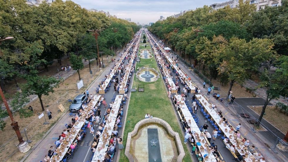 Bukureshti thyen rekordin me tryezën më të gjatë në botë dhe mbledh fonde për psikiatrinë pediatrike