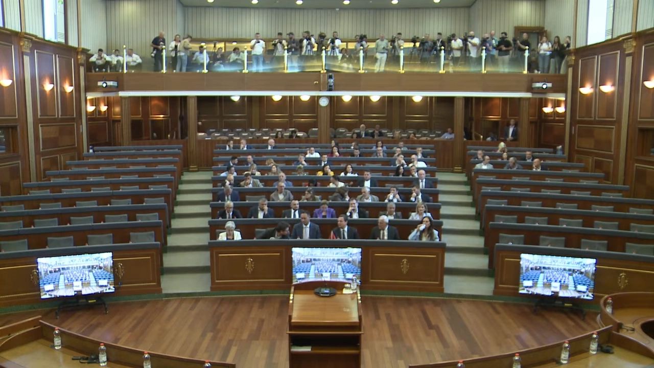 Lista Serbe në sallë, PDK dhe LDK mungojnë në votimin e Qeverisë Kurti 4