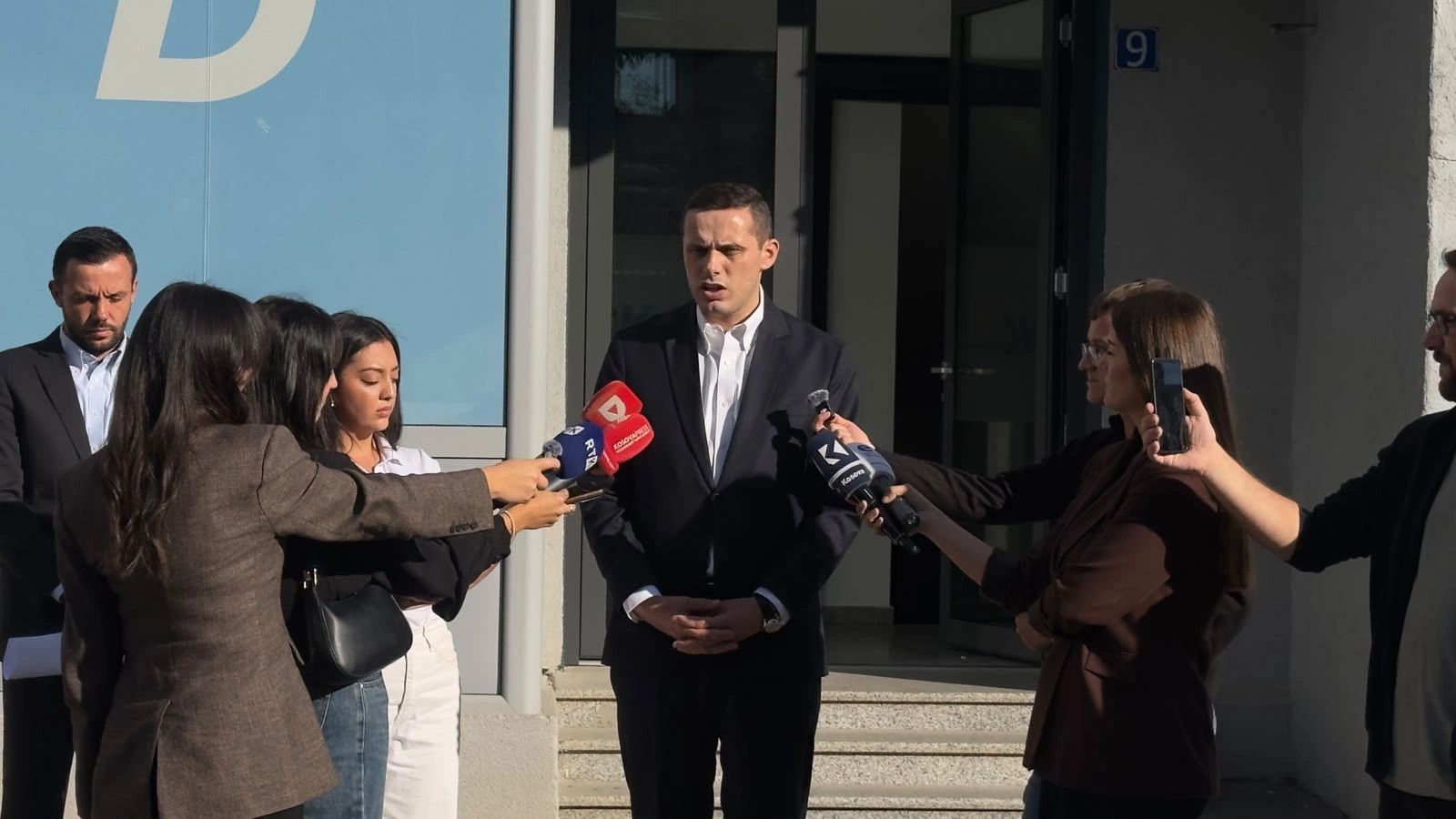 PDK dhe AAK sfidojnë legjitimitetin e Qeverisë Kurti në Gjykatën Kushtetuese
