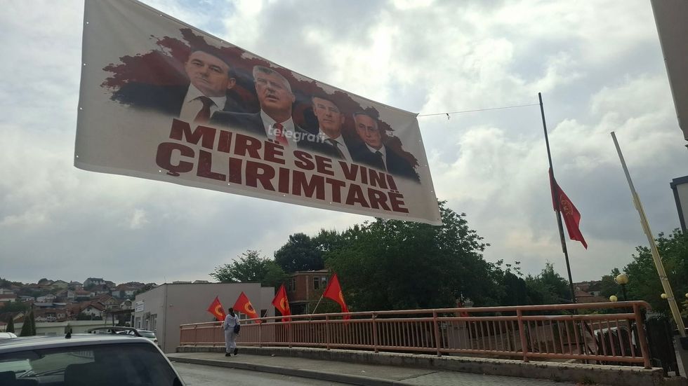 Kanë mbetur më pak se 24 orë nga shpallja e aktgjykimit në Hagë ndaj katër ish-krerëve të UÇK-së, me flamuj të UÇK-së që valojnë në lagjen e Kadri Veselit.