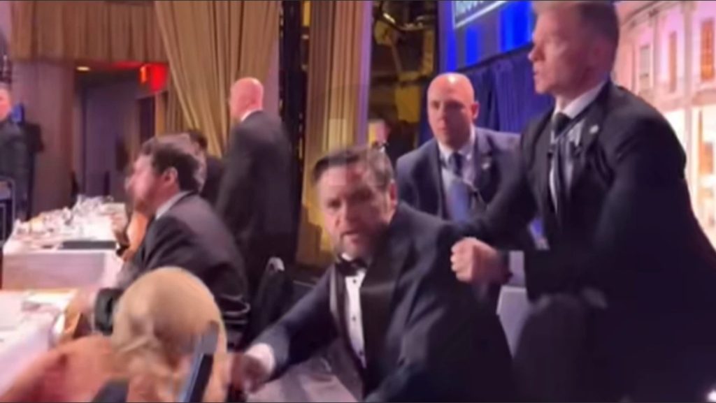 Evakuimi misterioz në darkën e Korrespondentëve: Pse u largua Vance para Trumpit?