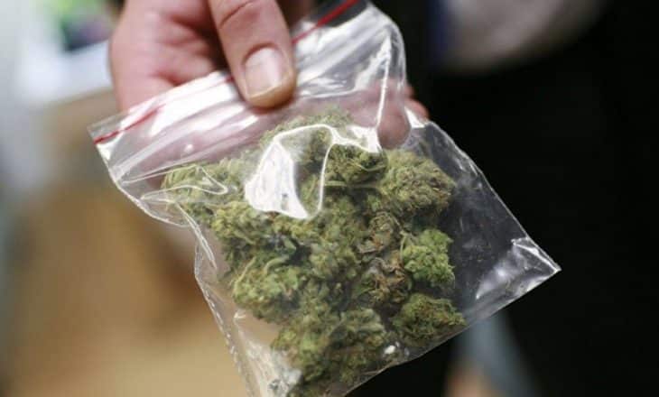 22-vjeçari arrestohet në Ferizaj me marihuanë, para dhe telefon në një shtëpi të braktisur.