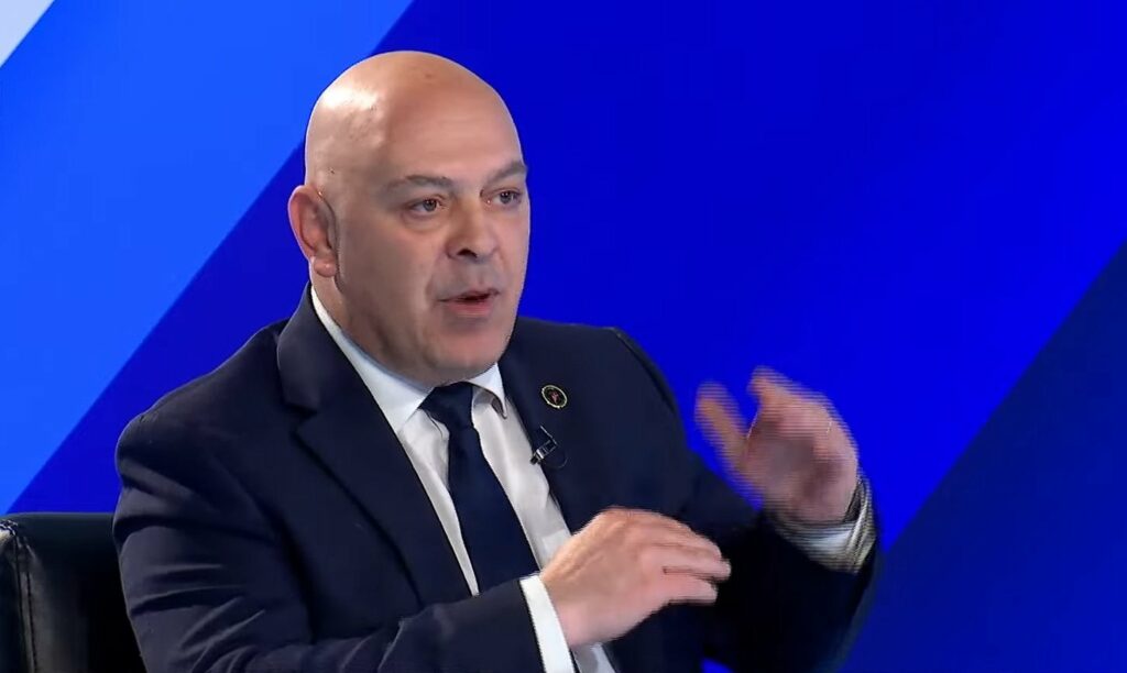 Nis rrënimi i rendit kushtetues në Kosovë, paralajmërim nga Ardian Gjini