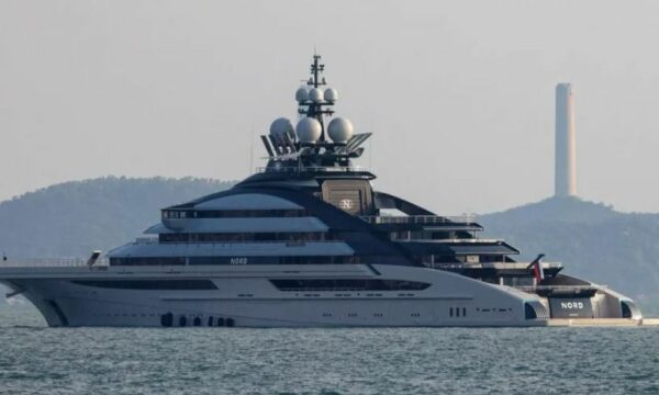 Jahti luksoz rus sfidon bllokadën në Ngushticën e Hormuzit