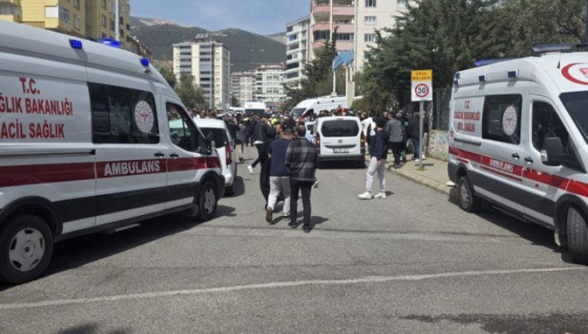 Numri i viktimave nga sulmi në shkollën turke u rrit në 10 pas vdekjes së një nxënësi të plagosur në spital.