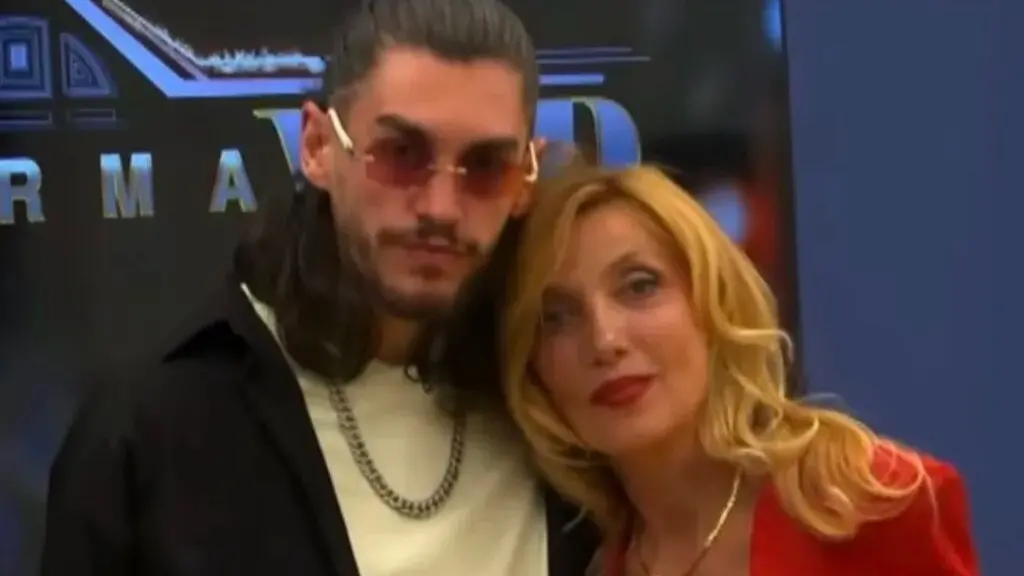Moza ka pranuar publikisht se ndjen një lidhje të veçantë me Adin dhe e mban bluzën e tij si simbol të afërsisë së tyre.