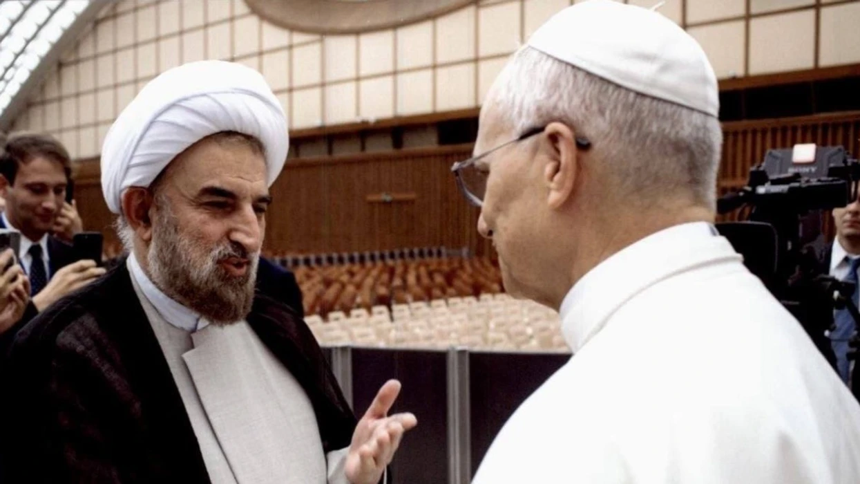 Papa Leo XIV i dha ambasadorit iranian Mohammad Hossein Mokhtarit dekoratën kalorësiake “Kryqi i Madh i Urdhrit Papnor të Piut IX” më 8 maj.