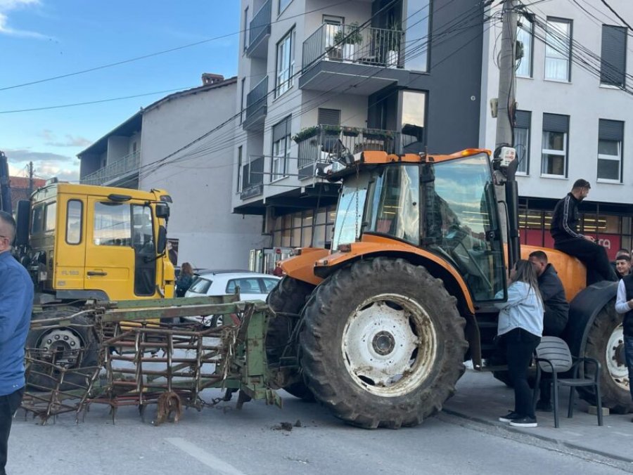 Qytetarët e Skenderajt bllokojnë rrugën me traktorë në mbështetje të kryetarit Lushtaku