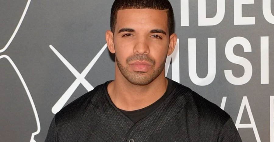 Drake thyen rekorde të reja me tre albume brenda një dite
