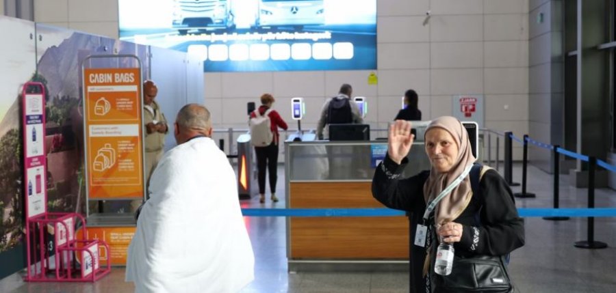 231 besimtarë nga Prizreni dhe Shtimja janë nisur sot drejt Mekës dhe Medinës për haxh, duke u bërë grupi i tretë i haxhinjve nga Kosova këtë vit.