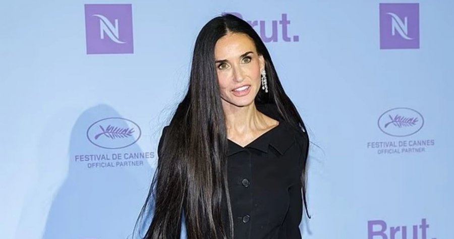 Demi Moore shfaqet me elegancë të thjeshtë në Kanë, larg stilit të guximshëm
