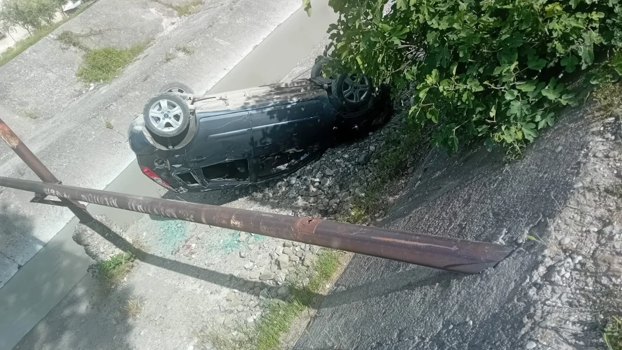 Automjeti në Elbasan del nga rruga dhe përfundon në përroin e Zaranikës