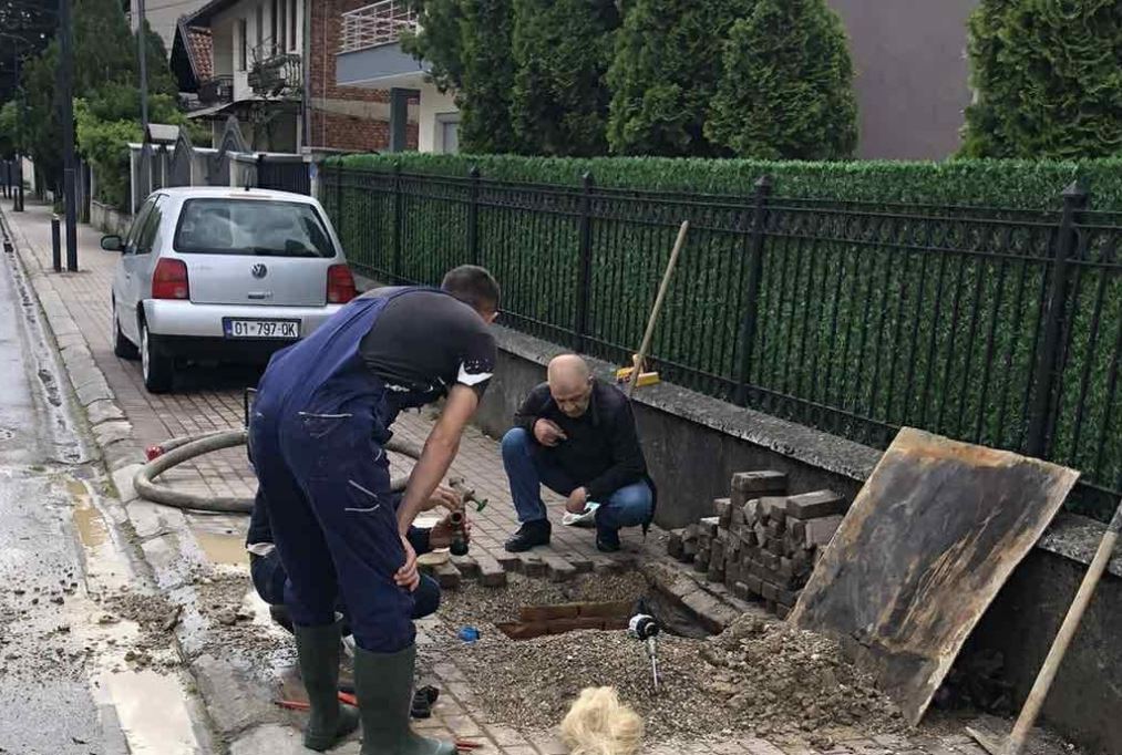 Pa ujë në disa lagje të Pejës për shkak të prishjes në rrjetin e ujësjellësit