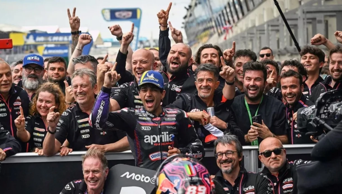 Jorge Martin fiton Çmimin e Madh të Francës në MotoGP duke udhëhequr podiumin historik 1-2-3 të Aprilia-s.
