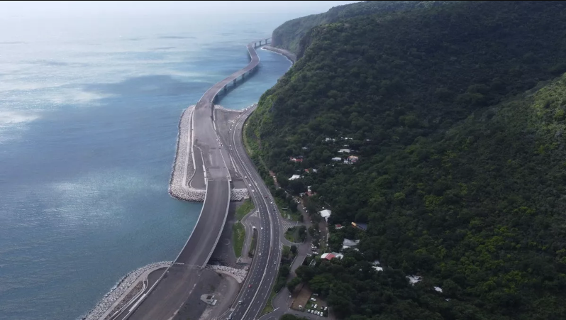 Autostrada mbi det në Ishullin Reunion: sfida dhe kosto marramendëse