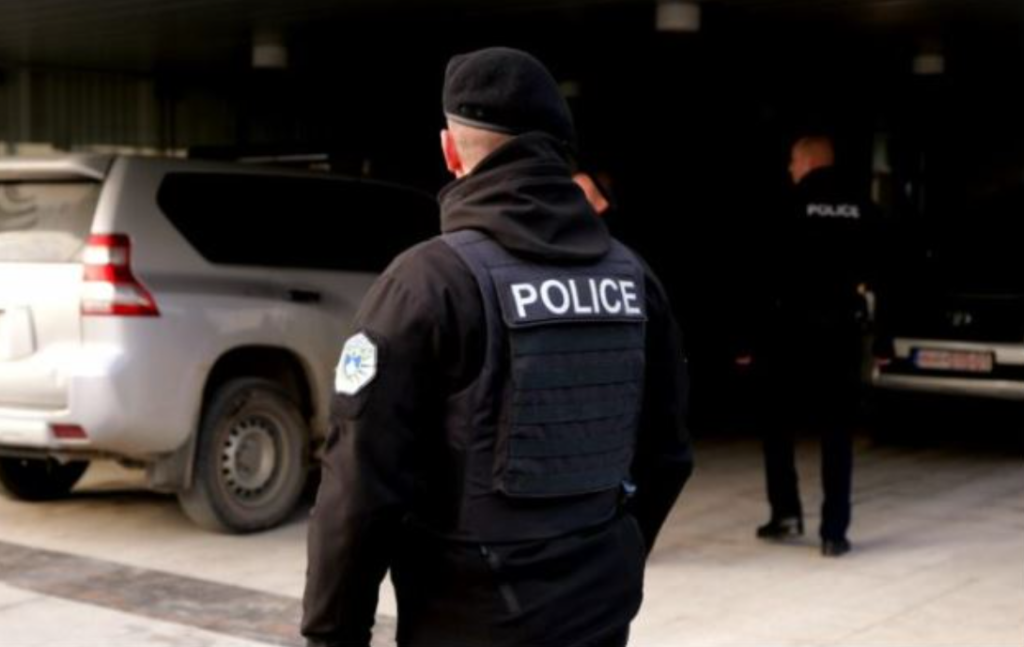 Arsenal armësh i fshehur në shtëpinë e braktisur në veri trondit autoritetet