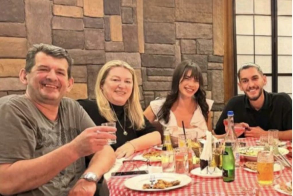 Ola vizitoi familjen e Adionit në Gjakovë, duke konfirmuar afrimin mes dy familjeve.