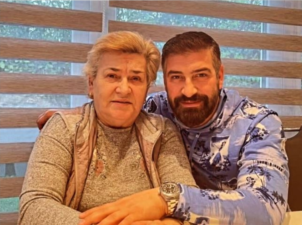 Këngëtari Meda përkujton nënën në njëvjetorin e ndarjes së saj
