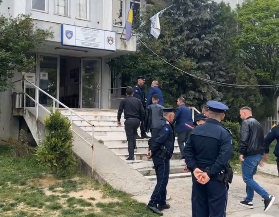 Hetuesit mbërrijnë në Skenderaj, Sami Lushtaku ende mungon në polici