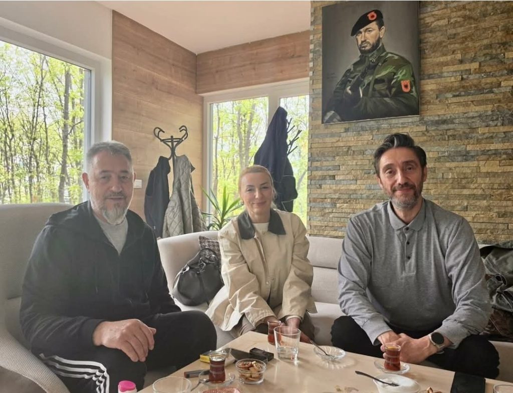 Uran Ismaili viziton Sami Lushtakun në Skenderaj pas tensioneve të fundit