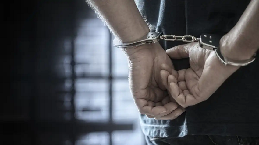 Arrestohen dy persona në Prishtinë, kapen me armë dhe drogë në rrugën “Pashko Vasa”