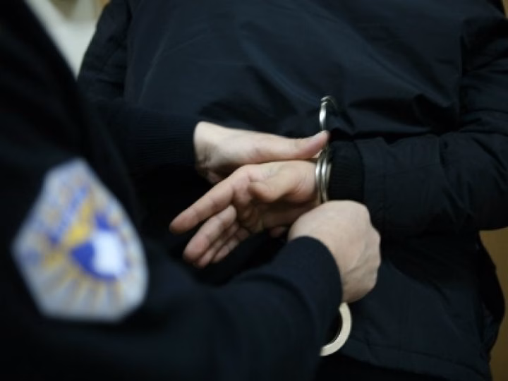 Kanosje ndaj prokurorit brenda gjykatës në Vushtrri, 62-vjeçari ndalohet për 48 orë