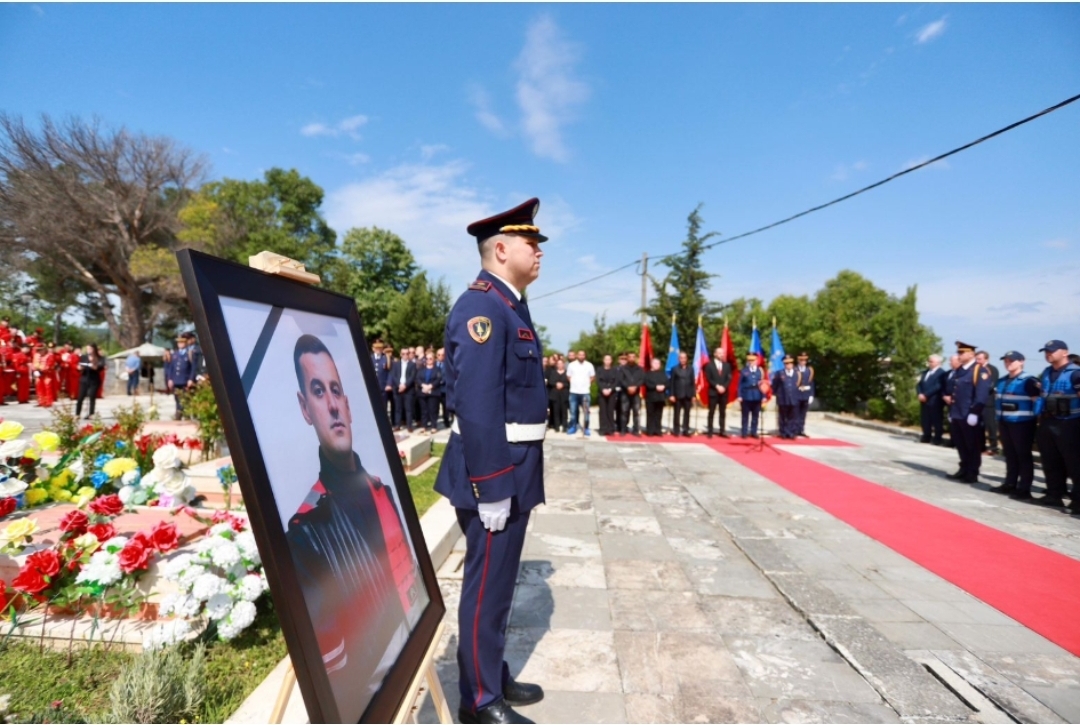 Novruz Cenalia rivarroset në Varrezat e Dëshmorëve në një ceremoni ku morën pjesë ministri Besfort Lamallari dhe drejtori i Policisë Skënder Hita.
