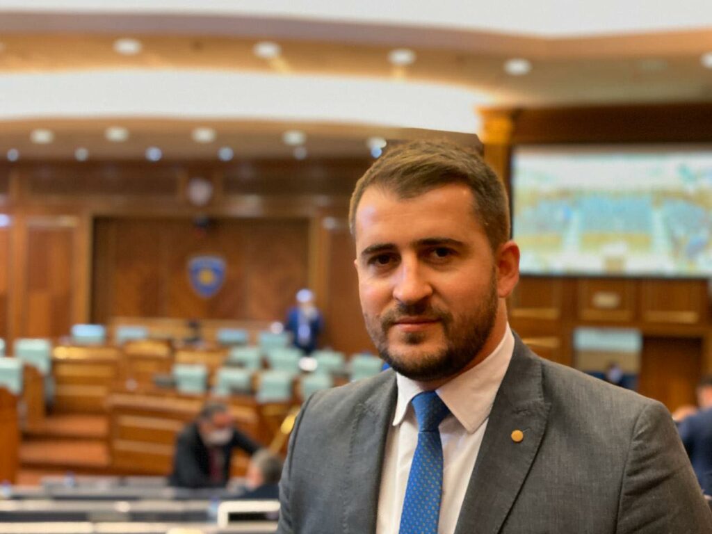 Akuzat për autoritarizëm ndaj Kurtit ndezin tensionet politike në Kosovë