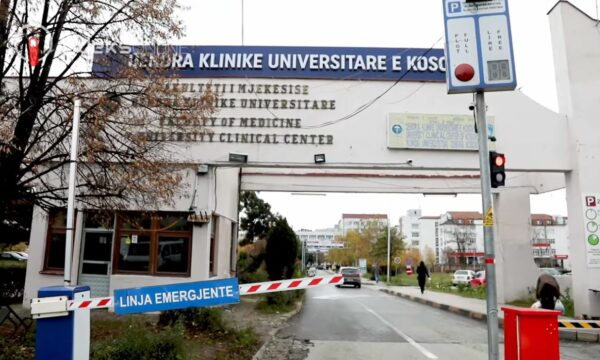 Gjykata Supreme e Kosovës ka shfuqizuar tarifën prej 3 eurosh për shoqëruesit mbi 15-vjeç të pacientëve në QKUK.