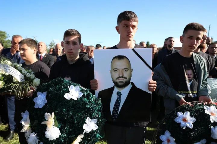 Kryetari i Aleancës për Ardhmërinë e Kosovës, Ramush Haradinaj, mori pjesë në ceremoninë mortore për Rifat Stojkajn në Deçan.