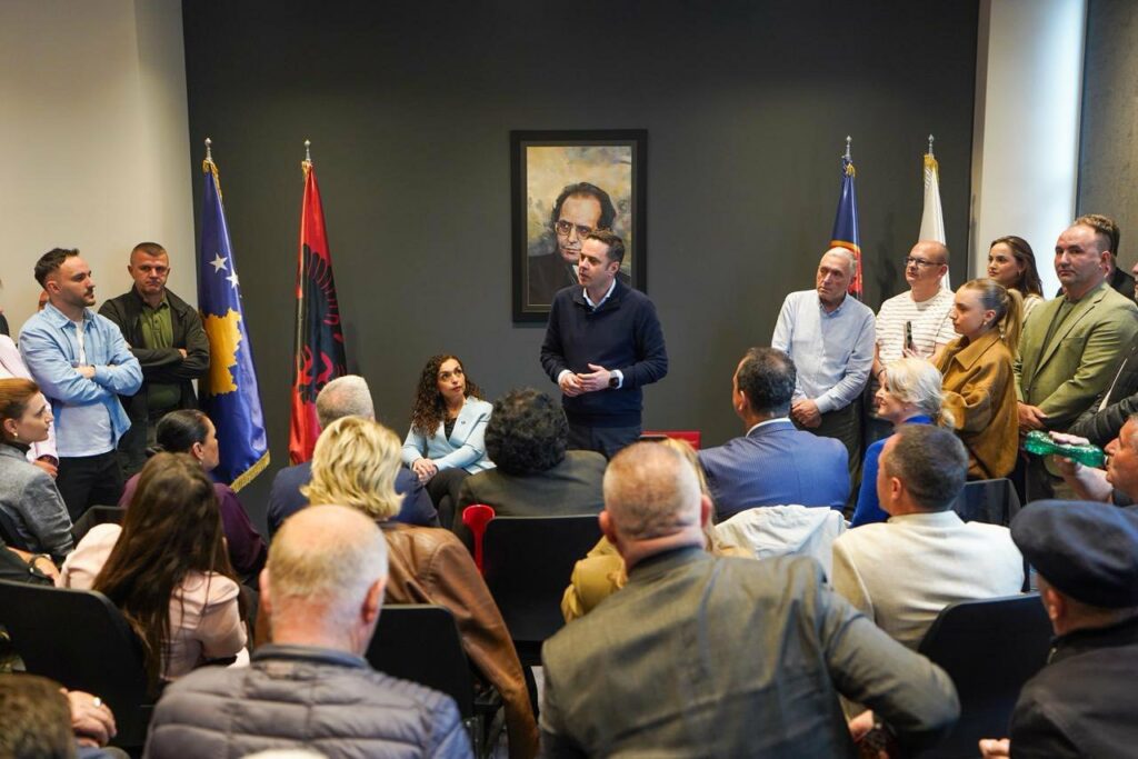 LDK mobilizon strukturat në Ferizaj, Abdixhiku dhe Osmani zhvillojnë takim me qytetarët dhe theksojnë rëndësinë e angazhimit për fitore.