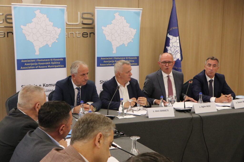 Komunat në Kosovë kërkojnë kompensim për barrën financiare të kontratës kolektive dhe kundërshtojnë centralizimin